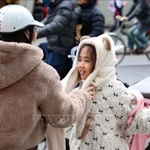 Le corps a ses raisons que le froid ignore. Charge désormais de nous emmitoufler sous plusieurs couches de vêtements chauds pour ne pas attraper le fameux "coup de froid" ou la pelletée de maladie hivernale que le froid charrie. Photo: VNA