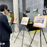 Présentation des peintures sur le complexe Yên Tu – Vinh Nghiêm – Con Son – Kiêp Bac à des ambassadeurs à Paris. Photo: VNA
