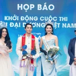 Miss Océan Vietnam 2023, Thu Uyên (troisième en partant de la gauche) et Vu Linh, quatrième dauphine de Manhunt 2025 (deuxième en partant de la gauche), ont été nommées ambassadrices du concours. Photo : tuoitre.vn