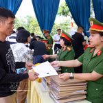 Une responsable du centre pénitentiaire de Thanh Xuân remet la décision d'amnistie présidentielle de 2026 à une personne éligible. Photo : VNA