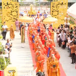 Cette procession met en scène la statue de Bouddha dorée, des moines en robes traditionnelles, et des participants fervents, défilant ensemble dans une puissante démonstration de foi et d'unité. Photo: VNA