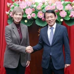 Le ministre de la Sécurité publique, Luong Tam Quang (à droite) et la ministre singapourienne du Développement numérique et de l’Information, Josephine Teo, se serrent la main, à Hanoi, le 15 janvier. Photo : VNA