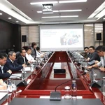 Des représentants du comité populaire de la ville de Dà Nang et de Google for Education lors d’une séance de travail sur le plan de coopération en matière d'éducation et de mise en œuvre de solutions basées sur l'intelligence artificielle. Photo : gracieuseté du Comité populaire de la ville de Dà Nang