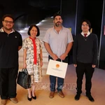 L'ambassadrice Ngô Minh Nguyêt, le secrétaire général du Parti communiste paraguayen, Najeeb Amado, et des représentants de la Ligue de la jeunesse communiste paraguayenne à Asuncion, capitale du Paraguay. Photo : VNA