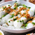 Le bánh hỏi, ces carrés de vermicelles de riz roulés, est un plat populaire incontournable du Centre. Photo : lorca.vn