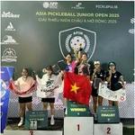 Jolie Lam et Sophia Phuong Anh sacrées championnes en double filles U18 à l’Open d’Asie de pickleball junior 2025. Photo : baovanhoa.vn