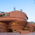 L’architecture originale du musée de la céramique de Bat Tràng, situé dans le village éponyme (Hanoï). Photo: baovanhoa.vn