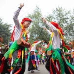 Des hommes du village de Triêu Khuc, à Hanoi, exécutent la danse traditionnelle «Con di danh bông». Photo: VNA