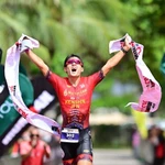 Kenshin Mizushima franchit la ligne d'arrivée du BIM Group IRONMAN 70.3 Phu Quoc 2025. Photos : Sunrise Events Vietnam