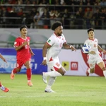 L'attaquant vietnamien Nguyên Xuân Son (au centre) en action lors du match Vietnam-Laos, comptant pour les qualifications de la Coupe d'Asie 2026, le 19 novembre à Vientiane. Le Vietnam s'est imposé 2-0. Photo : VFF