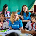 Des membres du personnel de l’UNICEF participent à une discussion avec des enfants vietnamiens. Le partenariat de 50 ans entre le gouvernement vietnamien et l’UNICEF a connu une transformation significative. Photo : UNICEF Vietnam