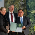 Le Dr Hà Thang Long (première à droite), vice-président et directeur exécutif de Vietnam Conservation, reçoit le Prix de la conservation de Francfort (prix Bruno H. Schubert). Photo : Vietnam Conservation