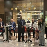 Le président de l’IBF, Daryl Peoples (au centre), annonce la tenue du 41e congrès annuel de la fédération au Grand Ho Tram à la fin mai 2026. Photo : nld.com.vn