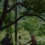 Une scène de «Hair, Paper, Water». Il en résulte un portrait de famille poétique, où le son des feuilles, de la boue et de l’eau qui goutte compose une partition acoustique qui éveille les sens et suscite un émerveillement silencieux.