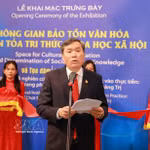 Le prof.- Dr. Le Van Loi, membre du Comité central du Parti, secrétaire du Comité du Parti et président de l'Académie des sciences sociales du Vietnam, prend la parole lors de l’exposition. Photo : VNA