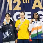 La nageuse vietnamienne Nguyên Kha Nhi (centre) décroche l'or au 1 500 mètres nage libre femmes du groupe des 17-18 ans. Photo: Association vietnamienne des sports aquatiques