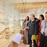 Des visiteurs admirent des artefacts mis au jour sur le site archéologique de Vuon Chuôi, au Musée de Hanoi. Photo : VNA