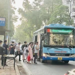 Un bus prend des passagers à Hanoi. Photo: VNA