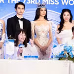 La présidente de Miss Monde, Julia Morley (premier rang, à gauche), prend la parole lors de la conférence de presse à Hô Chi Minh-Ville, le 14 mai. Photo : organisateurs