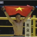 Le combattant vietnamien Pham Công Minh célèbre sa victoire aux Championnats du monde de MMA, à Séoul, en République de Corée. Capture d’écran : VTV