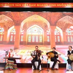 Le groupe Sar Afshan se produit à l’École supérieure du commerce et du tourisme de Hanoi. Photo : ambassade d’Iran au Vietnam