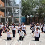 Lors d’un cours d'éducation physique à l’Escuela Primaria Republica Socialista de Vietnam. Photo: VNA
