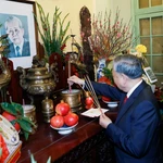 Le secrétaire général Tô Lâm allume de l'encens en mémoire du secrétaire général Lê Duân, à Hanoi, le 10 février. Photo: VNA