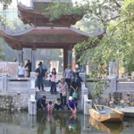 Des petites carpes rouges sont relâchés dans lac Van (Littérature), à Dông Da, Hanoi pour amener les Génies du Foyer au Ciel, selon la croyance. Photo : VNA