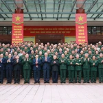 Le secrétaire général du Parti, Tô Lâm pose avec les délégués lors de la rencontre. Photo : VNA