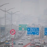 La ville de Hanoi suffoque sous une pollution extrême, l'indice de qualité de l'air (IQA) atteignant un seuil d'alerte sanitaire. Photo : NDEL