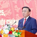 Le membre du Politburo et membre permanent du Secrétariat du Comité central du Parti, Trân Câm Tu, s’exprime lors de la conférence. Photo : VNA