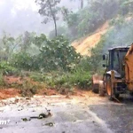 Un glissement de terrain a bloqué l'autoroute Hô Chi Minh traversant la commune de Phuoc Nang, à Dà Nang. Photo : VietnamPlus