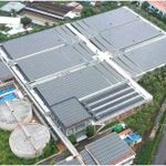 Les panneaux solaires sur les toits de l'usine d'épuration des eaux du canal Tham Luong-Bên Cat. Photo: sggp.org.vn