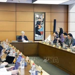 Discussion en groupe de la délégation des députés de la province de Hung Yên et de la ville de Hai Phong sur le projet de loi relatif à l’intelligence artificielle. Photo : VNA