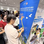 Des jeunes participent avec enthousiasme aux activités proposées aux stands dédiés à la jeunesse lors de la Journée internationale de la jeunesse 2026. Photo : VNA