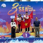 Une nouvelle médaille d'or pour l’équipe vietnamienne lors de la dernière journée de compétition des Championnats d'Asie du Sud-Est de natation en eau libre 2025. Photo: Association vietnamienne des sports aquatiques