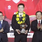 Le milieu de terrain Hoàng Duc avec le Ballon d’Or du Vietnam, qu’il a remporté pour la troisième fois lors de la cérémonie à Hô Chi Minh-Ville, le 16 décembre 2025.