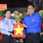 Ngô Minh Hai, secrétaire de l'Union de la jeunesse communiste Hô Chi Minh de la ville, président de l'Union de la jeunesse vietnamienne de Hô Chi Minh-Ville, remet des portraits aux familles des soldats tombés au combat. Photo : muctim.tuoitre.vn