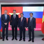 Le Premier ministre Pham Minh Chinh (deuxième à partir de la droite), le vice-Premier ministre russe Alexander Novak (deuxième à partir de la gauche), le vice-Premier ministre vietnamien Bui Thanh Son (à l’extrême droite) et un dirigeant de Zarubezhneft. Photo : baochinhphu.vn