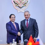 Le Premier ministre vietnamien Pham Minh Chinh (à gauche) et le secrétaire du Conseil de sécurité de la Fédération de Russie, Sergueï Choïgou, se serrent la main, à Moscou, le 24 mars. Photo : VNA