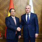 Le Premier ministre vietnamien Pham Minh Chinh (à gauche) rencontre le président de la Douma russe, Viatcheslav Volodine, à Moscou, le 24 mars. Photo : VNA