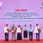 Mise à l'honneur des particuliers et collectifs ayant contribué activement à l'élimination des logements insalubres à Hô Chi Minh-Ville en 2025. Photo: VOV