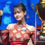 La jeune chanteuse Dàm Thuy Tiên avec sa Coupe d'or. Photo : thethaovanhoa.vn