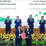 Lors de la signature et de l'échange d'accords de coopération, à Vientiane, le 3 décembre. Photo : VNA