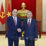 Le secrétaire général du Parti communiste du Vietnam, Tô Lâm (à droite), serre la main du secrétaire d’État du Conseil de sécurité du Bélarus, Volfovich Aleksandr Grigorievich, à Hanoi, le 3 décembre. Photo : VNA