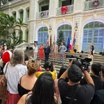 Des consules et consuls généraux de France, d'Allemagne, de Hongrie, d'Italie et des Pays-Bas inaugurent le premier marché caritatif européen de Noël, le 25 novembre 2023. Photo : VNA