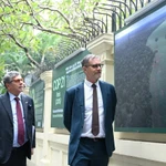 L'ambassadeur de France au Vietnam, Olivier Brochet et l'ambassadeur du Brésil au Vietnam, Marco Farani à l’exposition photographique commémorant le 10ᵉ anniversaire de l’Accord de Paris et illustrant le soutien de la France au Vietnam. Photos : nongnghiepmoitruong.vn