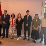 L’ambassadrice Ngô Minh Nguyêt, le ministre Javier Viveros, la consule honoraire du Vietnam au Paraguay, María Del Carmen Pérez posent pour une photo souvenir. Photo : VNA