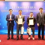 Remise de l’annonce du résultat de l’identification ADN des restes d’un martyr à son proche. Photo : VNA