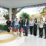 La délégation de l’ambassade du Vietnam au Laos offre de l'encens à la mémoire des des héros de guerre et des martyrs sur le monument commémoratif de l’alliance de combat Laos-Vietnam. Photo : VNA